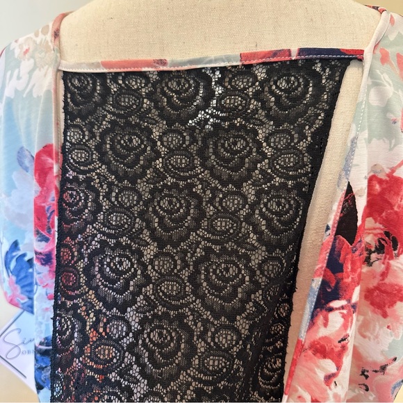 NWT Sew in Love Floral Print Women's Top with Black Sheer Lace Back Size Small - Picture 3 of 9